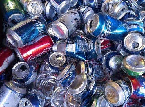 Loose used aluminium beverage cans